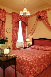 bedroom at George Hotel