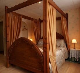 four poster bed